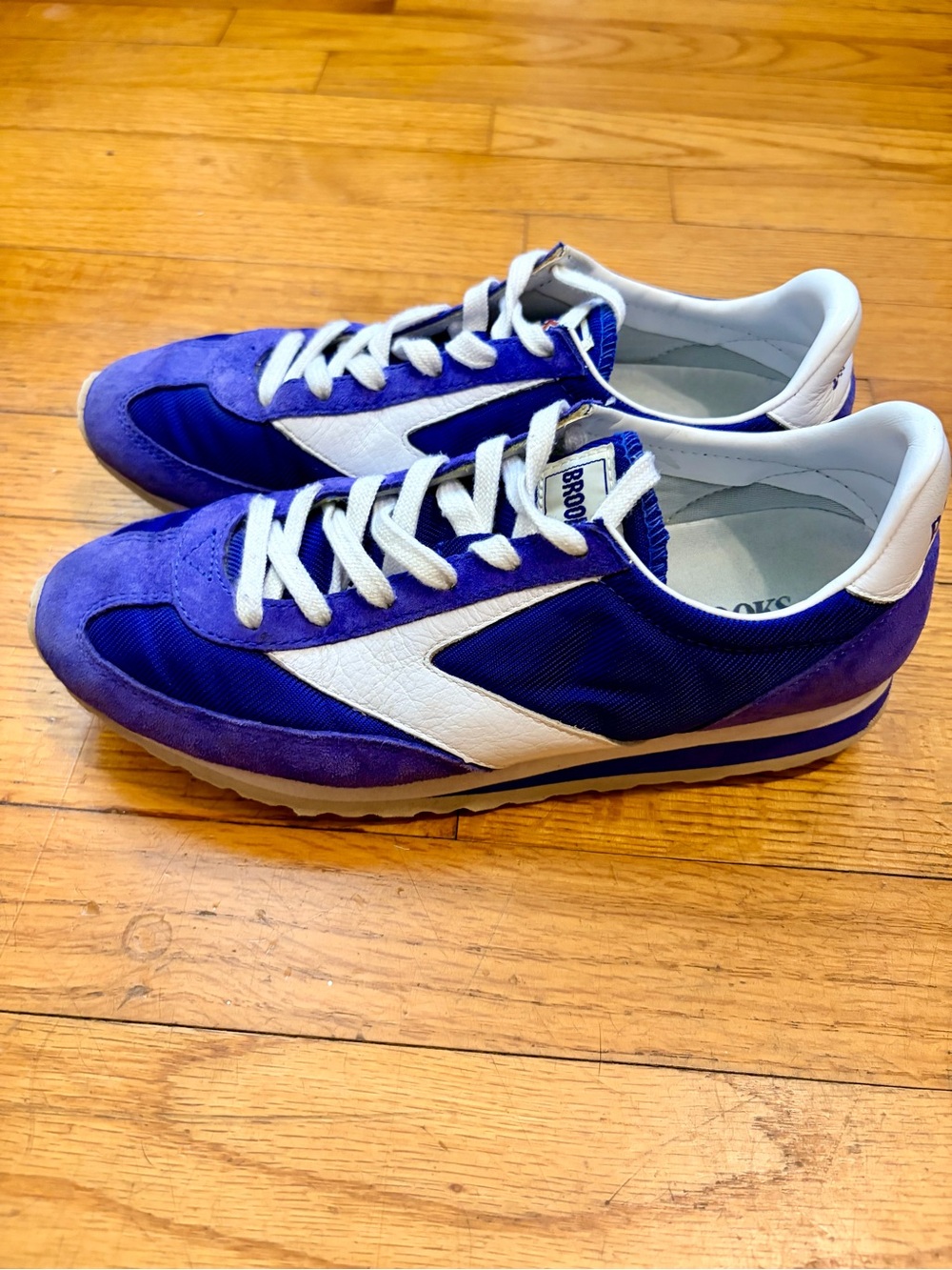 Brooks Vanguard Women’s 7.5 Blue White Suede Retro Sneakers